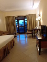 Ropa de cama de alta calidad y caja de seguridad en la habitación 