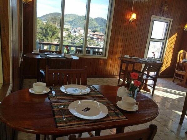 Phục vụ bữa sáng, bữa trưa, bữa tối, đặc sản địa phương