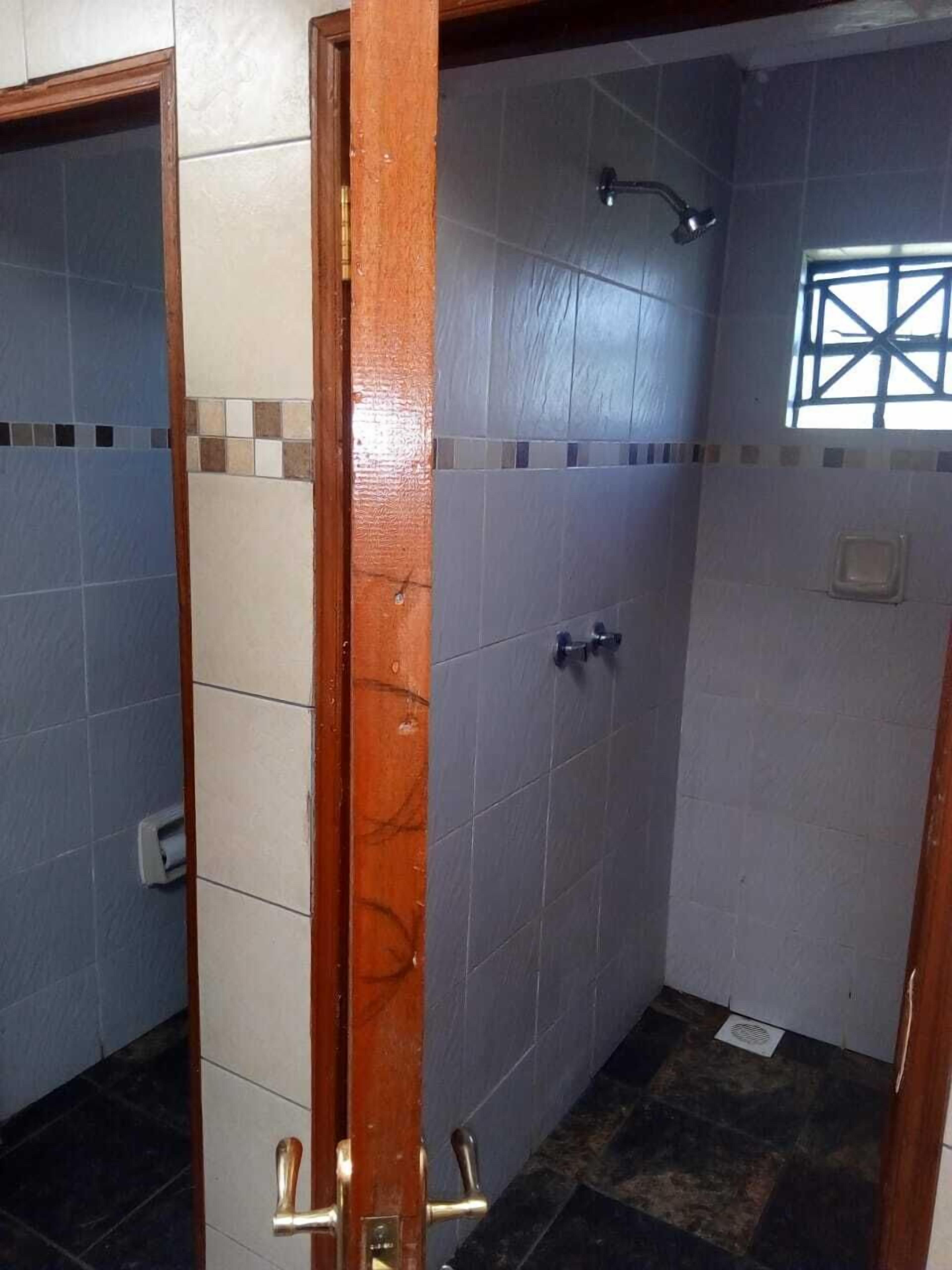 Lều tiện nghi đơn giản, 1 giường đôi, phù hợp cho người khuyết tật, quang cảnh hồ | Tiện nghi phòng tắm | Buồng tắm vòi sen, khăn tắm 