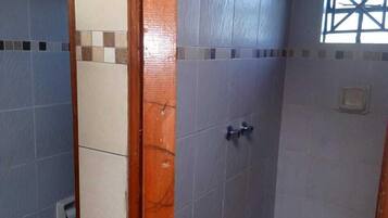Lều tiện nghi đơn giản, 1 giường đôi, phù hợp cho người khuyết tật, quang cảnh hồ | Tiện nghi phòng tắm | Buồng tắm vòi sen, khăn tắm