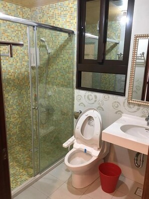 免費梳洗用品、風筒、拖鞋、提供毛巾