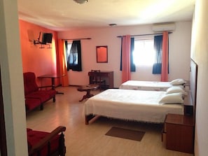 Departamento básico, vista al mar | Escritorio, wifi gratis y ropa de cama