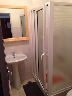 Departamento básico, vista al mar | Baño | Toallas