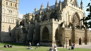 A historic cathedral with Gothic architecture, featuring pointed arches and intricate stone carvings. - Jutes House Exeter (Exeter)