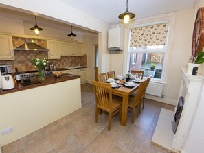 Deluxe House, Private Bathroom | Restaurant - Jutes House Exeter (Exeter)