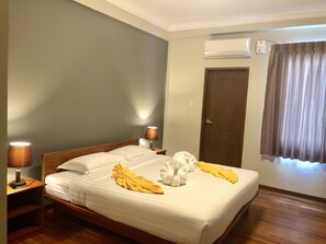 Standaard tweepersoonskamer | Een minibar, een kluis op de kamer, een bureau, verduisterende gordijnen