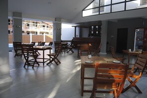 Serveert ontbijt, lunch, diner, lokale en internationale gerechten 