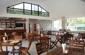 Se sirven desayunos, comidas, cenas y cocina local e internacional 
