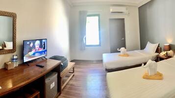 ميني بار وخزنة داخل الغرفة ومكتب وستائر تعتيم