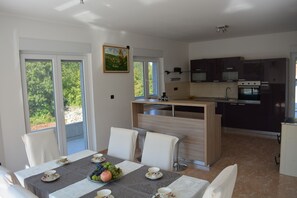 In-room dining - Holiday House 4M (Podbablje)
