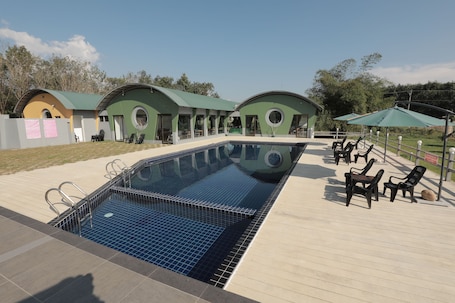 Outdoor pool. Hotel Popular Kyaik Hto