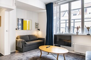 デザイン アパートメント | リビングルーム | 40 インチの薄型テレビ (デジタル放送視聴可)、テレビ、Netflix