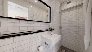 デザイン アパートメント | バスルーム | シャワー、ヘアドライヤー、タオル、石鹸