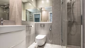 Apartment, Nichtraucher (Love Dluxe) | Badezimmer | Dusche, Regendusche, Haartrockner, Hausschuhe