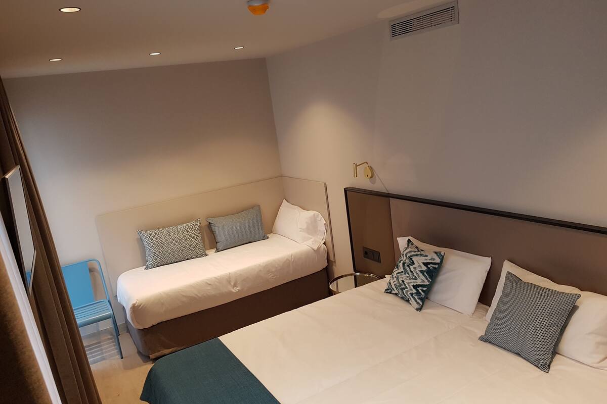 Comfort Triple Room, Balcony | Soundproofing, cribs (free), WiFi (free), bed sheets