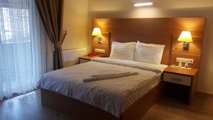 Camera con letto matrimoniale o 2 letti singoli | Ferro/asse da stiro, Wi-Fi gratuito