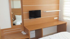 Camera con letto matrimoniale o 2 letti singoli | Area soggiorno | TV LCD
