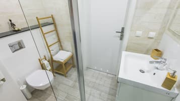 Apartamento (Old Market) | Banheiro | Chuveiro, chuveiro com efeito de chuva, secador de cabelo, chinelos