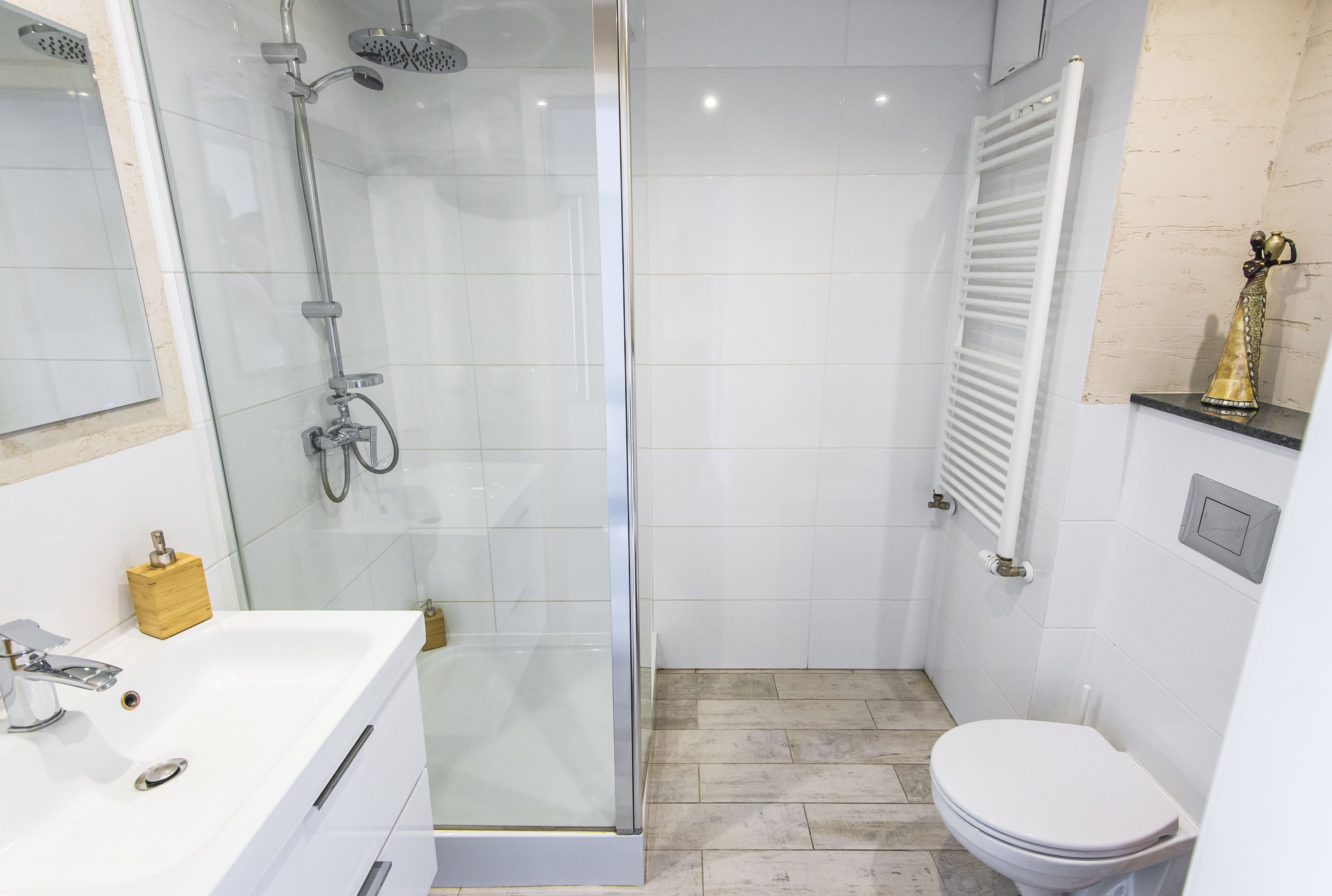 Apartamento (Old Market) | Baño | Ducha, cabezal de ducha tipo lluvia, secador de pelo y zapatillas