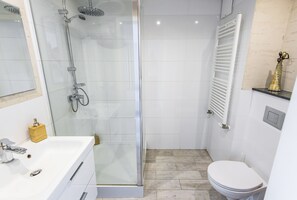 Căn hộ (Old Market) | Phòng tắm | Buồng tắm vòi sen, vòi sen phun mưa, máy sấy tóc, dép đi trong nhà 