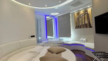 Premium Studio Suite, Jetted Tub | Frette Italian sheets, premium bedding, down comforters