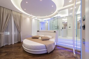 Suite estudio Premium, hidromasaje | Sábanas italianas Frette, ropa de cama de alta calidad y edredón 