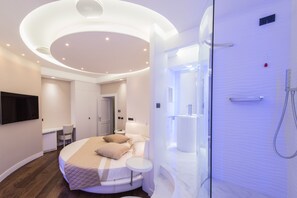 Luksus-studiosuite, massasjebadekar | Italienske Frette-laken, sengetøy av topp kvalitet og dundyner