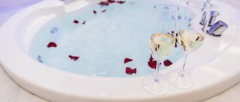 Premium Studio Suite, Jetted Tub | Frette Italian sheets, premium bedding, down comforters