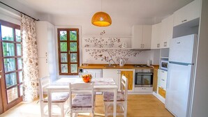 Villa | Privékitchenette | Een koelkast/vriezer, een oven, een kookplaat, een vaatwasser