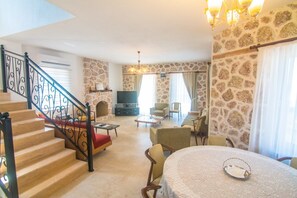 Villa | Wohnbereich | LCD-Fernseher