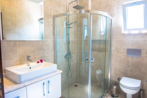 Villa | Badezimmer | Dusche, Haartrockner, Handtücher