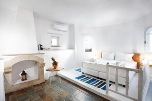 Premium bedding, in-room safe, individually decorated - Karma Minoan (Agios Nikolaos)