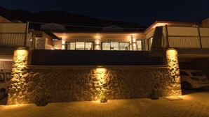 Bagian depan properti - sore/malam
