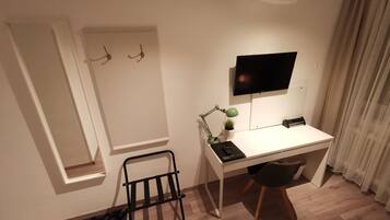 Economy Single Room | Living area | Flat-screen TV, pay movies