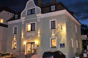 Fachada da propriedade à noite