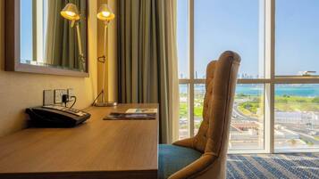 Minibar, caja de seguridad en la habitación y muebles diferentes