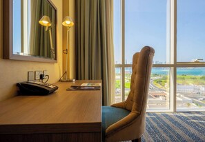 Premier Studio, 1 King Bed | Minibar, in-room safe, individually furnished, desk