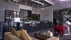 Eine moderne Lobby mit einer Rezeption, einer Couch und einem Couchtisch.