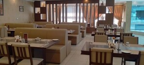 朝食 (ビュッフェ)、毎日提供 (1 名様 30 QAR)