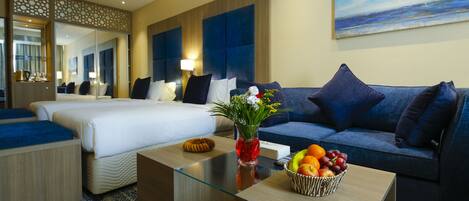 Tvåbäddsrum Deluxe - 2 enkelsängar | Minibar, värdeförvaringsskåp på rummet, unika möbler och skrivbord