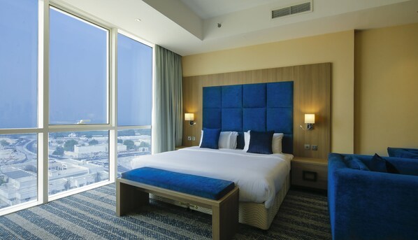 Premium Studio, 1 Queen Bed | Minibar, in-room safe, individually decorated, individually furnished