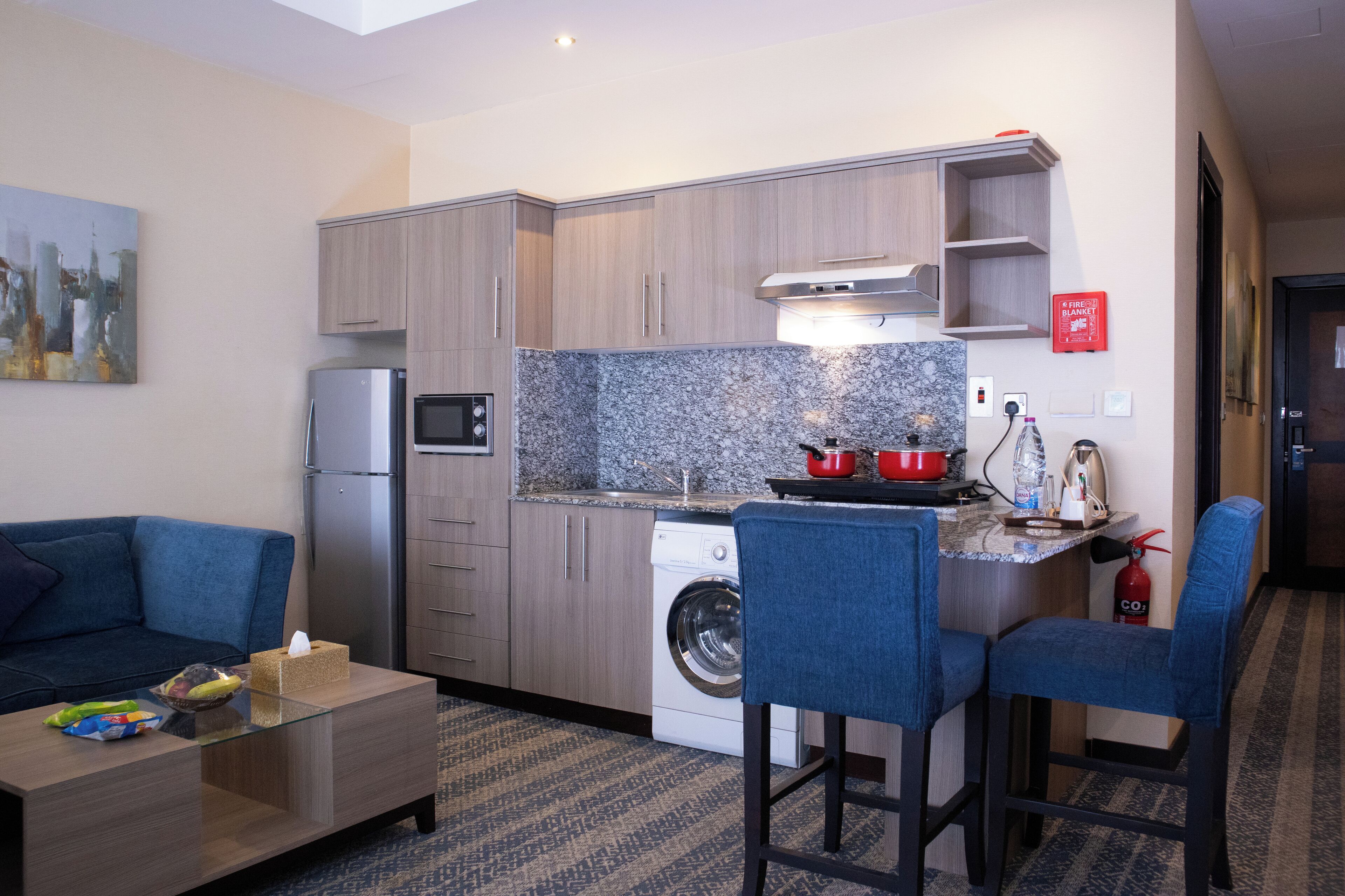 Premier Studio, 1 King Bed | Private kitchen | Mini-fridge, electric kettle