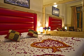 Individually decorated, desk, laptop workspace, soundproofing - New Harmony Inn (Manali)