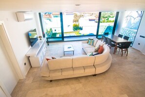 Villa | Wohnbereich | LCD-Fernseher