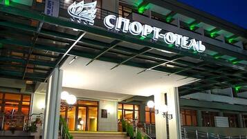 Fassade der Unterkunft – Abend/Nacht