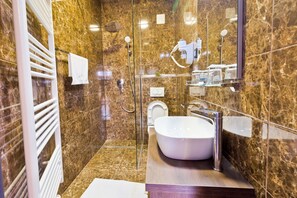 Chambre Deluxe | Salle de bain | Douche, douche cascade, articles de toilette (gratuits)