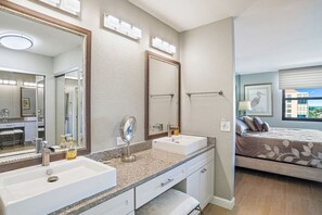 2 bedrooms, desk, iron/ironing board, WiFi