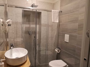 Habitación cuádruple (Vesuvio) | Baño | Regadera, regadera tipo lluvia, amenidades de baño gratuitas 