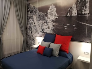 Habitación triple (Capri) | Edredón, camas con efecto memoria y caja de seguridad en la habitación 