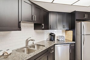 Fridge, microwave, oven, stovetop - St Pete Isla Casa B-507 1/1-1/2 Bath Beautiful! (Saint Petersburg)